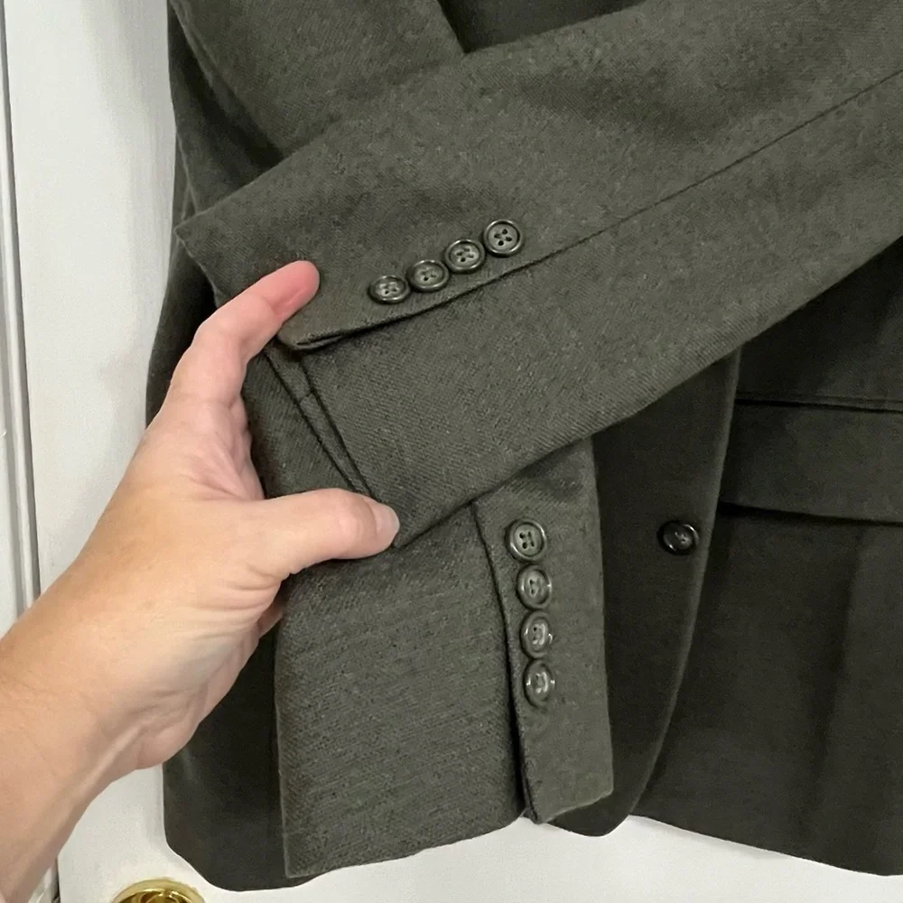 Lands’ End 100% lambswool gray blazer sports coat, size 46R.